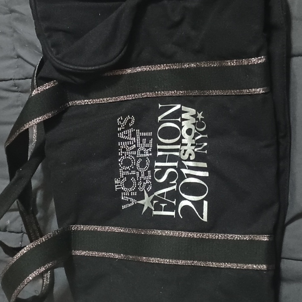 Victoria's Secret Fashion Show 2011 Model  Huge Bag